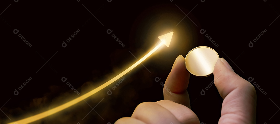 Uma mão segurando uma moeda de ouro e uma flecha dourada em crescimento com preto escuro