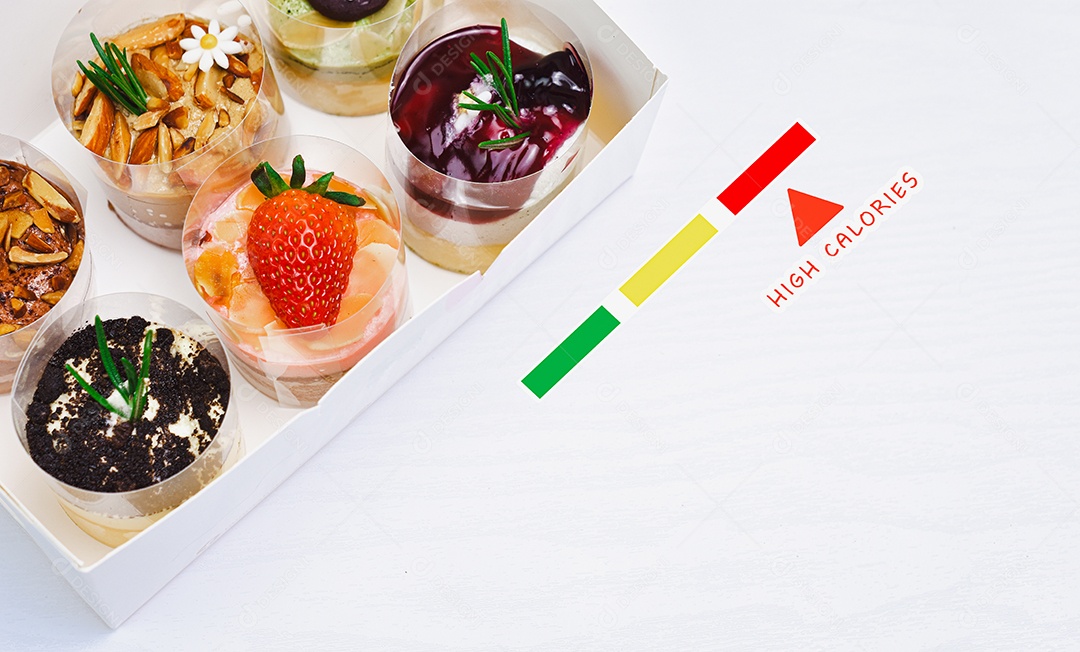 Sobremesa de alto teor calórico com bolo de queijo na mesa de madeira branca