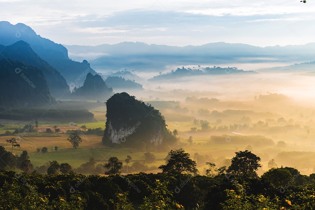 Paisagem de montanhas nevoeiro