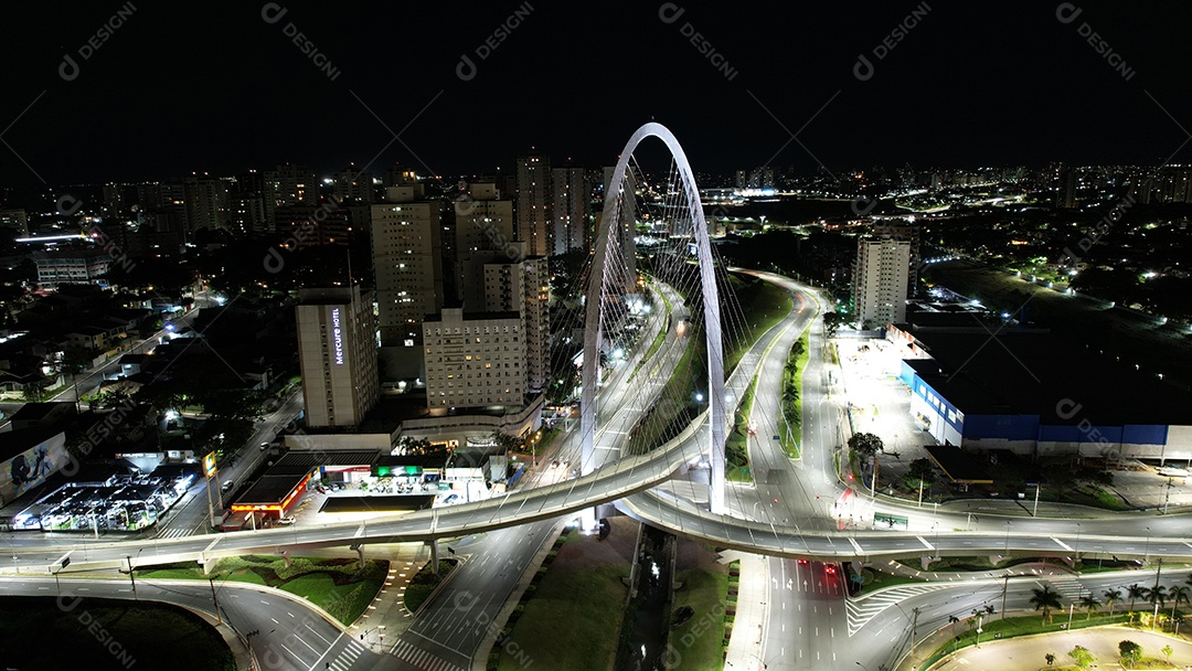 Vista aérea noturna do Arco da Inovação em São José dos Campos, Brasil.