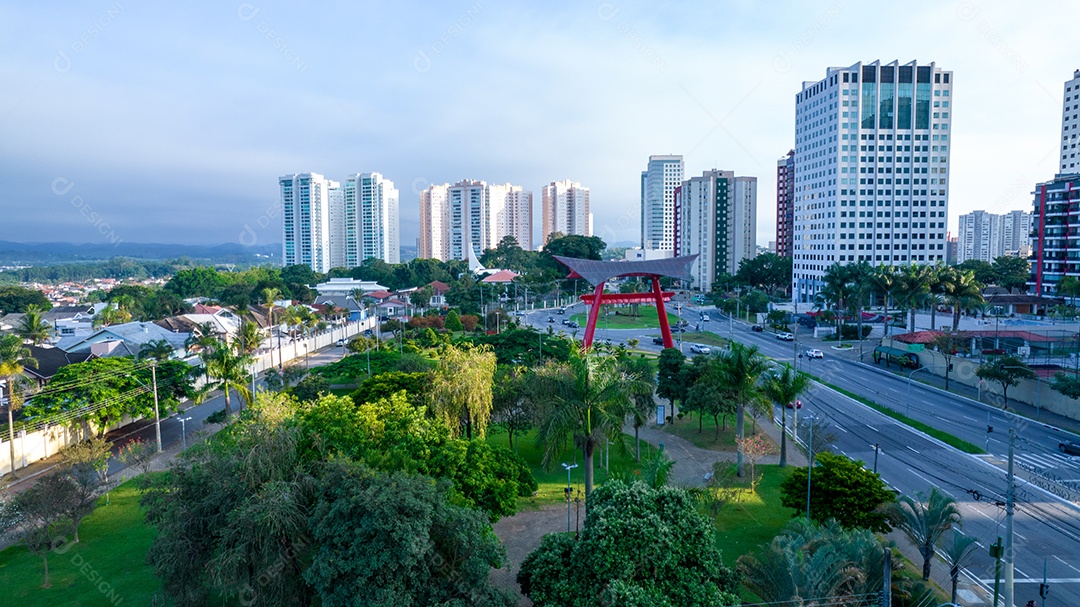 Vista aérea do parque Burle Marx - Parque da Cidade, em São José dos Campos, Brasil. Palmeiras altas e bonitas.