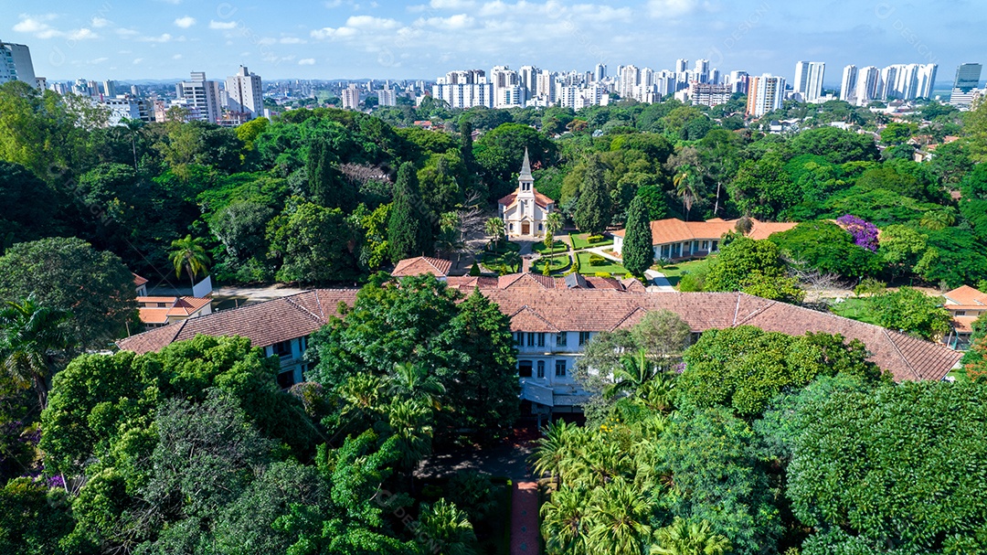 Vista aérea do Parque Vicentina Aranha, em São José dos Campos, Brasil. Capela e Antigo Sanatório.