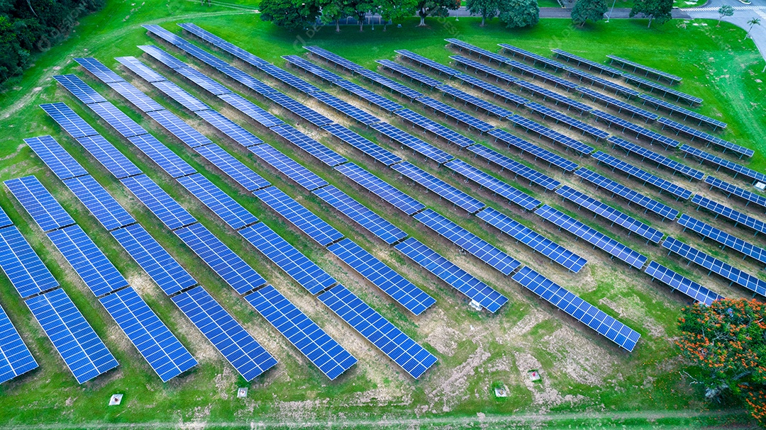 Vista aérea de painéis solares em São José dos Campos, Brasil. Muitos painéis de energia renovável.