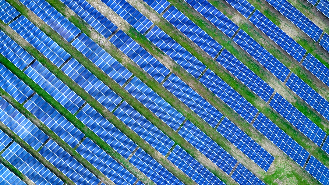 Vista aérea de painéis solares em São José dos Campos, Brasil. Muitos painéis de energia renovável.