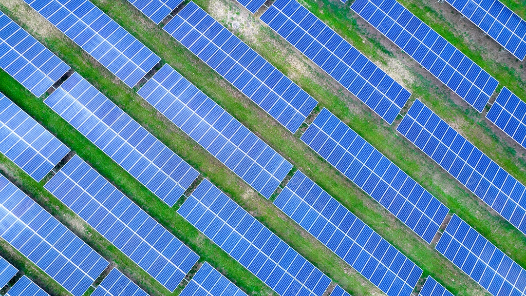 Vista aérea de painéis solares em São José dos Campos, Brasil. Muitos painéis de energia renovável.