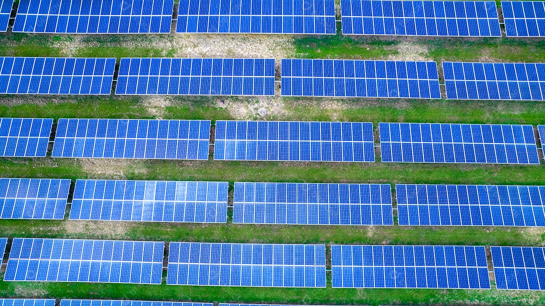 Vista aérea de painéis solares em São José dos Campos, Brasil. Muitos painéis de energia renovável.