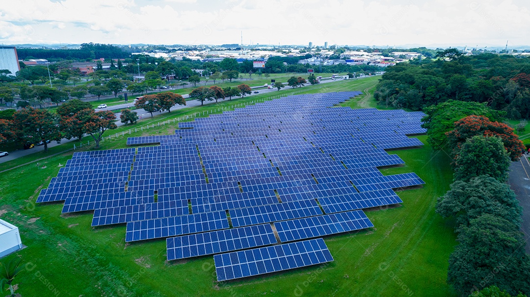 Vista aérea de painéis solares em São José dos Campos, Brasil. Muitos painéis de energia renovável.