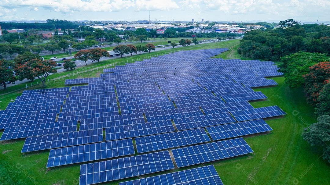Vista aérea de painéis solares em São José dos Campos, Brasil. Muitos painéis de energia renovável.