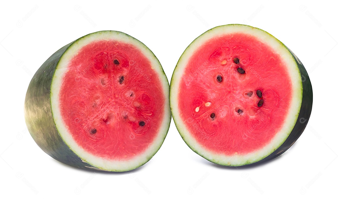 Duas metades de melancia vermelha madura fresca são isoladas em fundo branco com traçado de recorte.