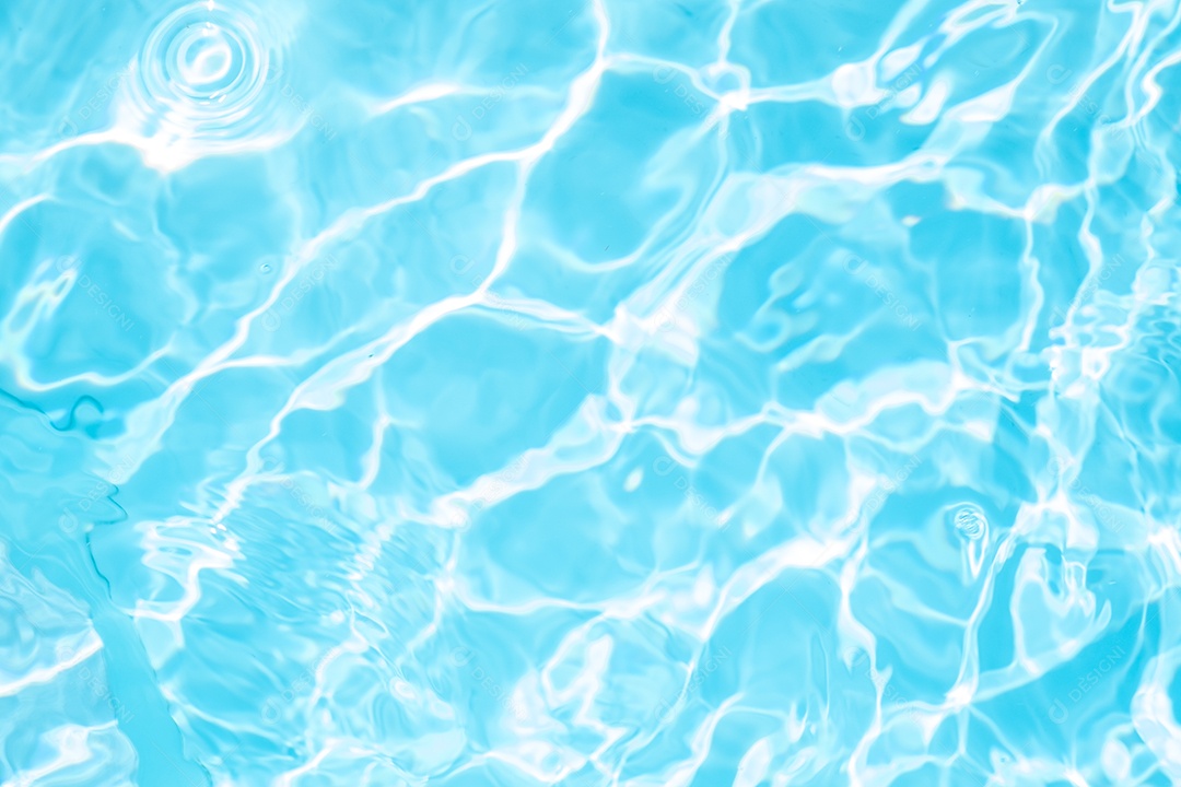 Textura de superfície de água calma transparente de cor azul turva com salpicos e bolhas. Fundo de natureza abstrata na moda. Ondas de água na luz solar. fundo de água