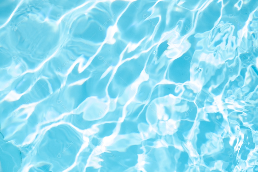 Textura de superfície de água calma transparente de cor azul turva com salpicos e bolhas. Fundo de natureza abstrata na moda. Ondas de água na luz solar. fundo de água