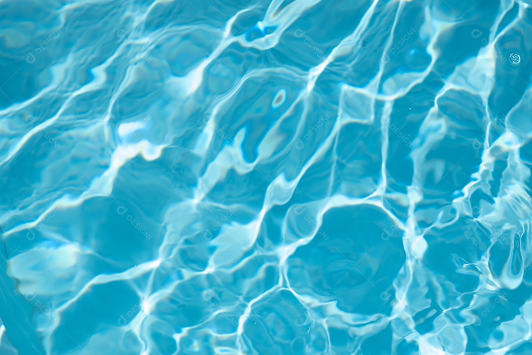 Textura de superfície de água calma transparente de cor azul turva com salpicos e bolhas. Fundo de natureza abstrata na moda. Ondas de água na luz solar. fundo de água