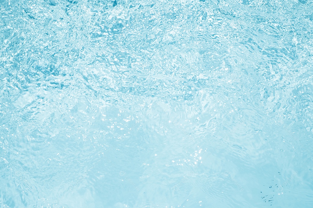 Textura de superfície de água calma transparente de cor azul turva com salpicos e bolhas. Fundo de natureza abstrata na moda. Ondas de água na luz solar. fundo de água