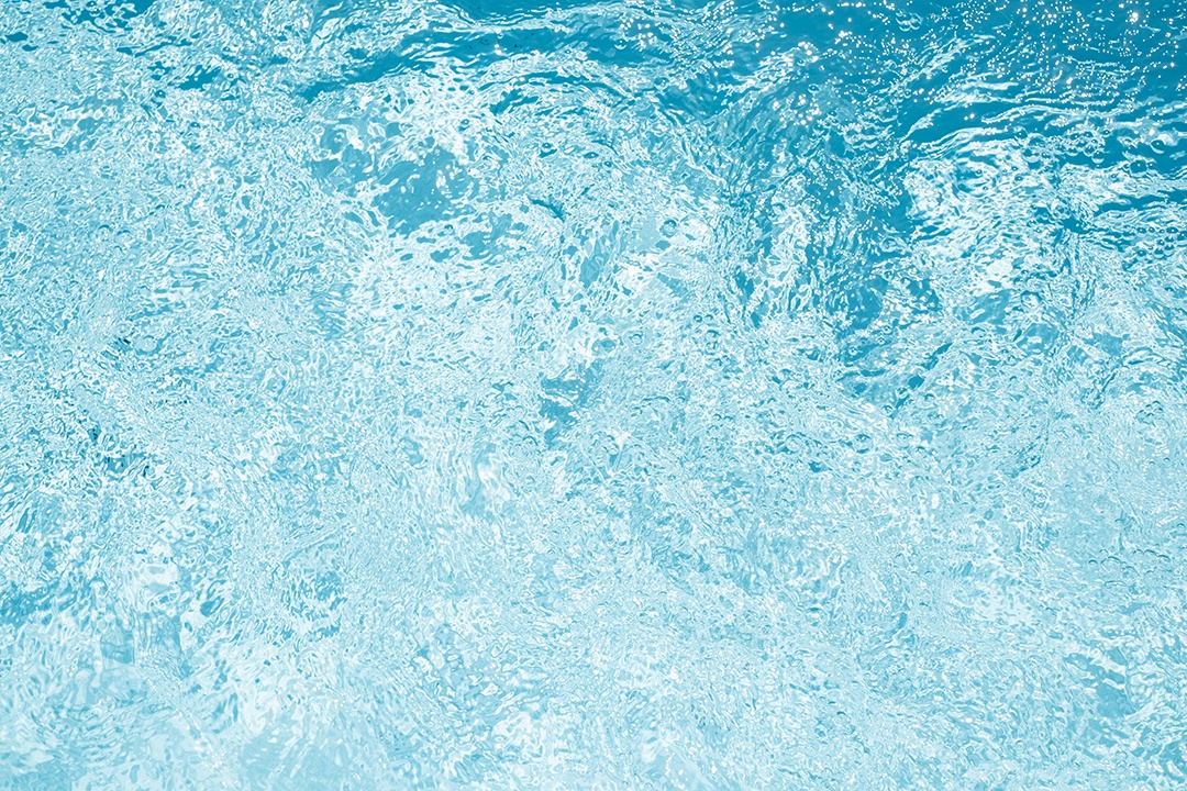 Textura de superfície de água calma transparente de cor azul turva com salpicos e bolhas. Fundo de natureza abstrata na moda. Ondas de água na luz solar. fundo de água