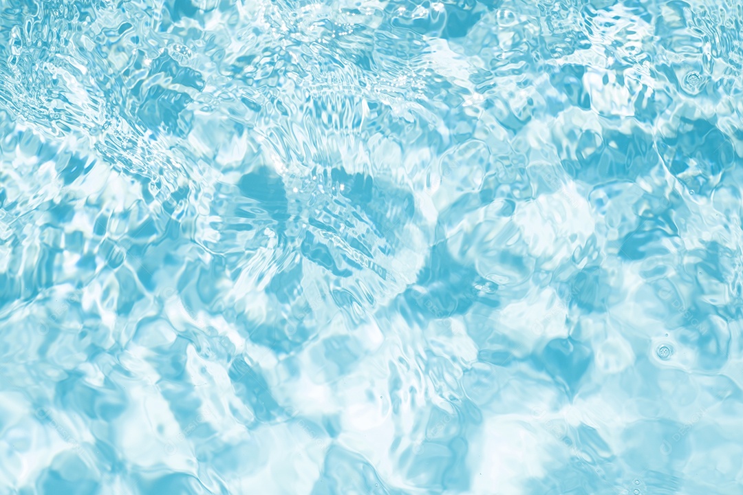 Textura de superfície de água calma transparente de cor azul turva com salpicos e bolhas. Fundo de natureza abstrata na moda. Ondas de água na luz solar. fundo de água