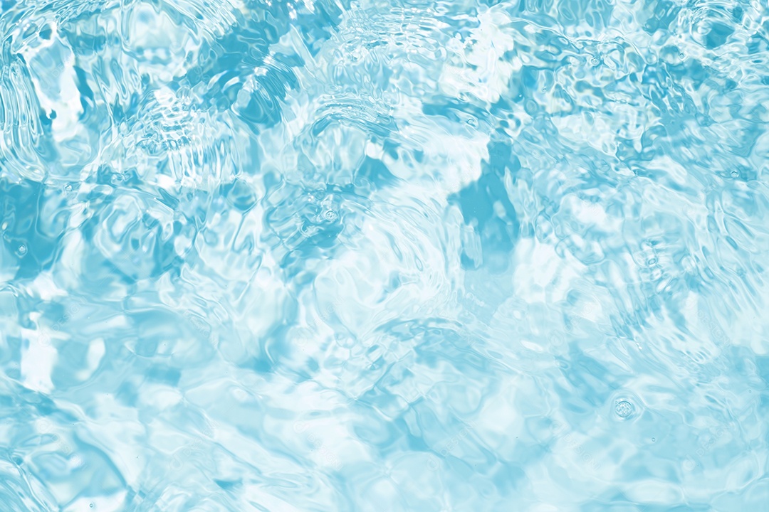 Textura de superfície de água calma transparente de cor azul turva com salpicos e bolhas. Fundo de natureza abstrata na moda. Ondas de água na luz solar. fundo de água