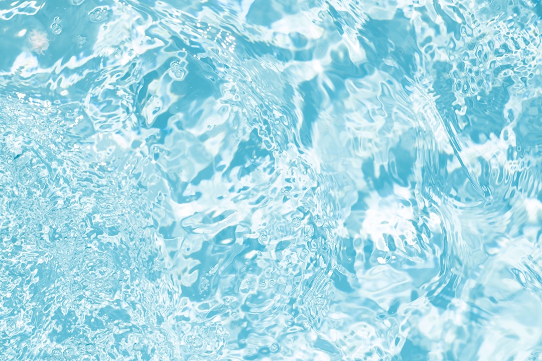 Textura de superfície de água calma transparente de cor azul turva com salpicos e bolhas. Fundo de natureza abstrata na moda. Ondas de água na luz solar. fundo de água