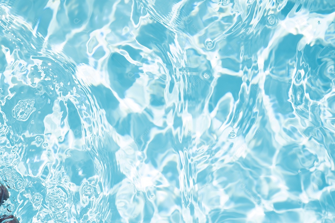 Textura de superfície de água calma transparente de cor azul turva com salpicos e bolhas. Fundo de natureza abstrata na moda. Ondas de água na luz solar. fundo de água