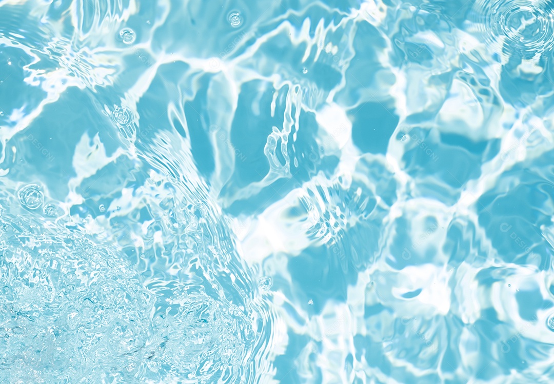 Textura de superfície de água calma transparente de cor azul turva com salpicos e bolhas. Fundo de natureza abstrata na moda. Ondas de água na luz solar. fundo de água