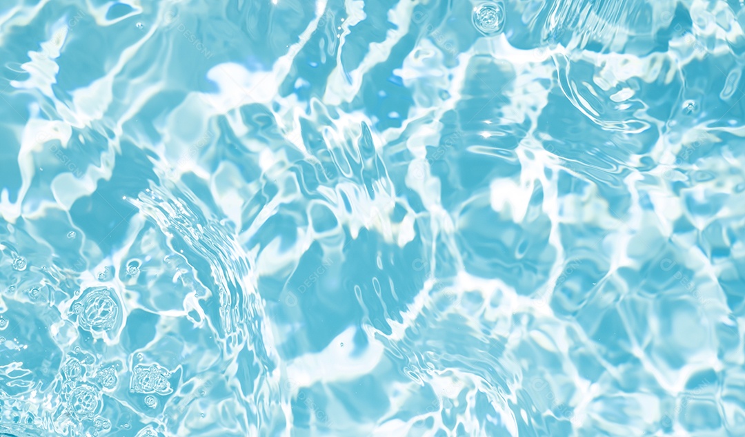 Textura de superfície de água calma transparente de cor azul turva com salpicos e bolhas. Fundo de natureza abstrata na moda. Ondas de água na luz solar. fundo de água