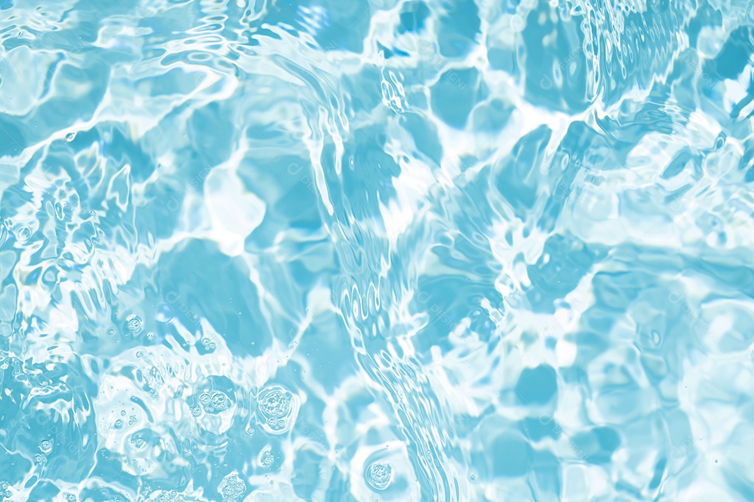 Textura de superfície de água calma transparente de cor azul turva com salpicos e bolhas. Fundo de natureza abstrata na moda. Ondas de água na luz solar. fundo de água