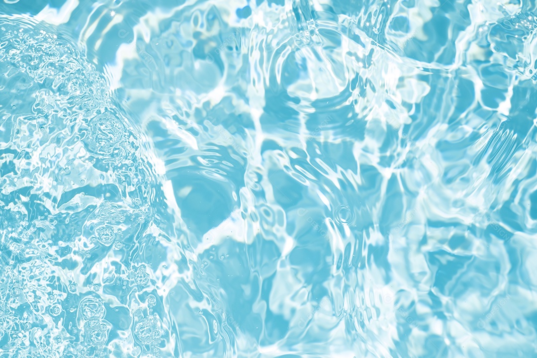 Textura de superfície de água calma transparente de cor azul turva com salpicos e bolhas. Fundo de natureza abstrata na moda. Ondas de água na luz solar. fundo de água