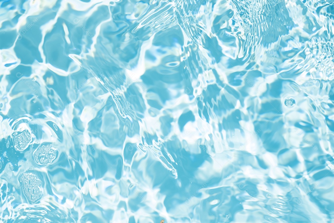 Textura de superfície de água calma transparente de cor azul turva com salpicos e bolhas. Fundo de natureza abstrata na moda. Ondas de água na luz solar. fundo de água