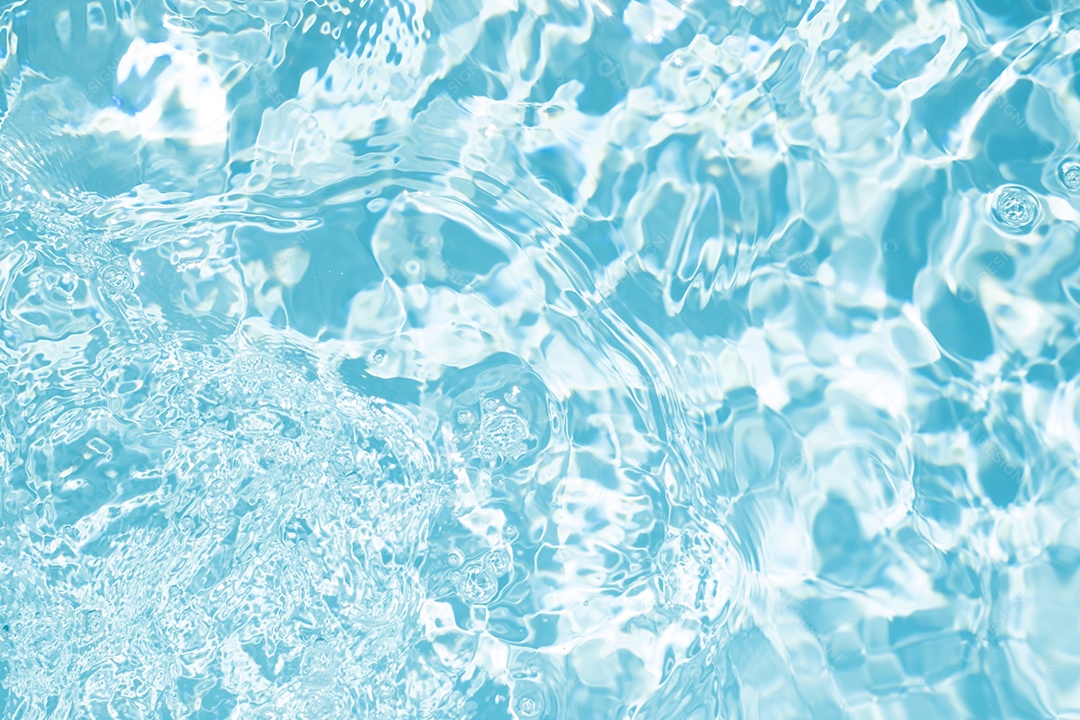 Textura de superfície de água calma transparente de cor azul turva com salpicos e bolhas. Fundo de natureza abstrata na moda. Ondas de água na luz solar. fundo de água