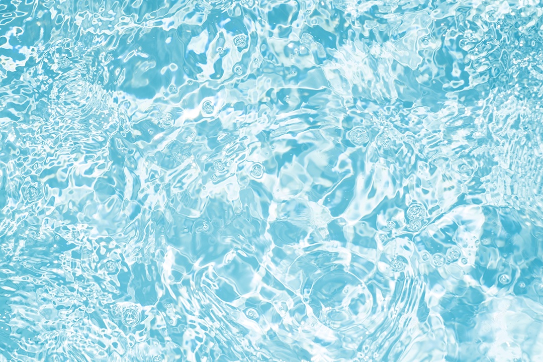 Textura de superfície de água calma transparente de cor azul turva com salpicos e bolhas. Fundo de natureza abstrata na moda. Ondas de água na luz solar. fundo de água