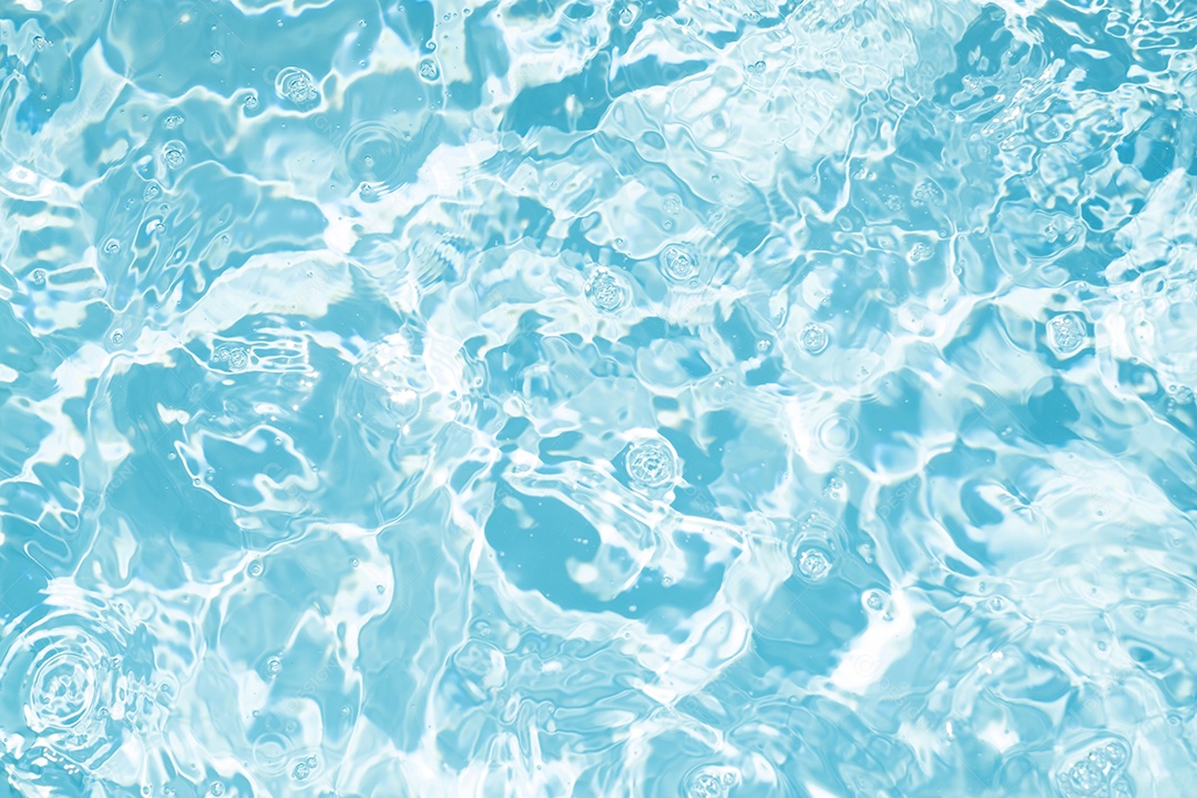 Textura de superfície de água calma transparente de cor azul turva com salpicos e bolhas. Fundo de natureza abstrata na moda. Ondas de água na luz solar. fundo de água