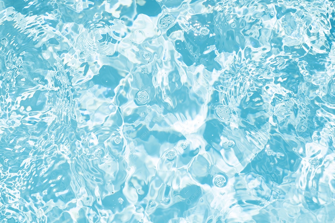 Textura de superfície de água calma transparente de cor azul turva com salpicos e bolhas. Fundo de natureza abstrata na moda. Ondas de água na luz solar. fundo de água