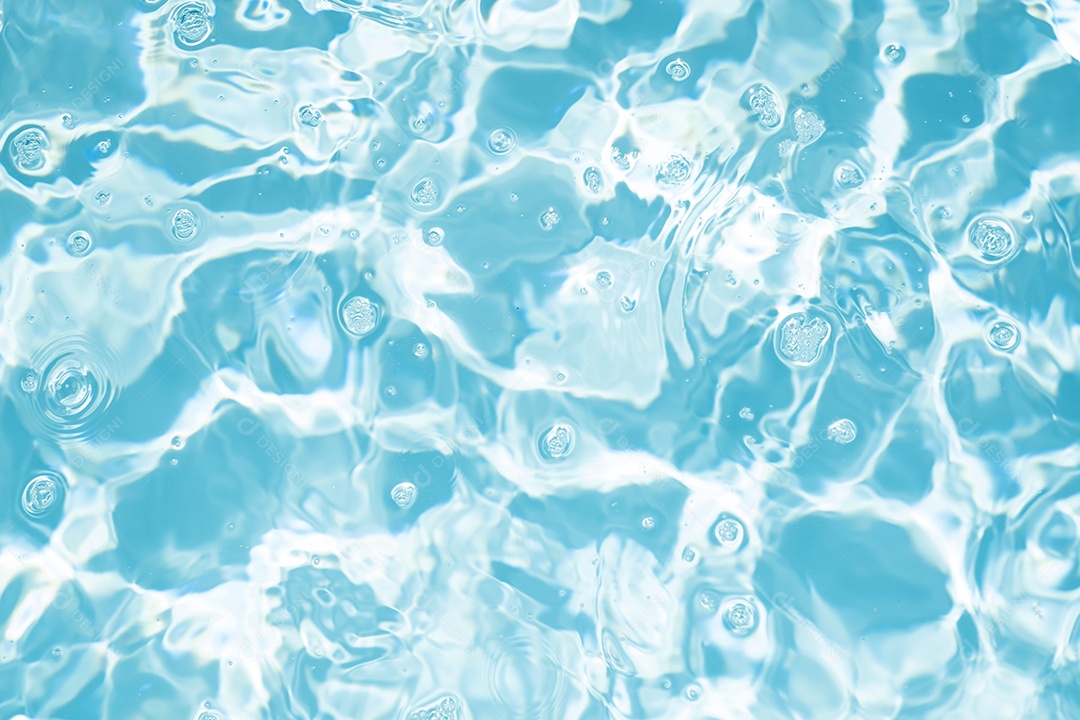 Textura de superfície de água calma transparente de cor azul turva com salpicos e bolhas. Fundo de natureza abstrata na moda. Ondas de água na luz solar. fundo de água