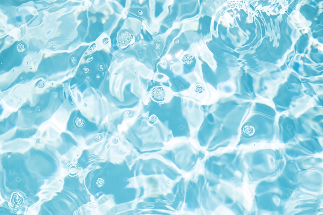 Textura de superfície de água calma transparente de cor azul turva com salpicos e bolhas. Fundo de natureza abstrata na moda. Ondas de água na luz solar. fundo de água