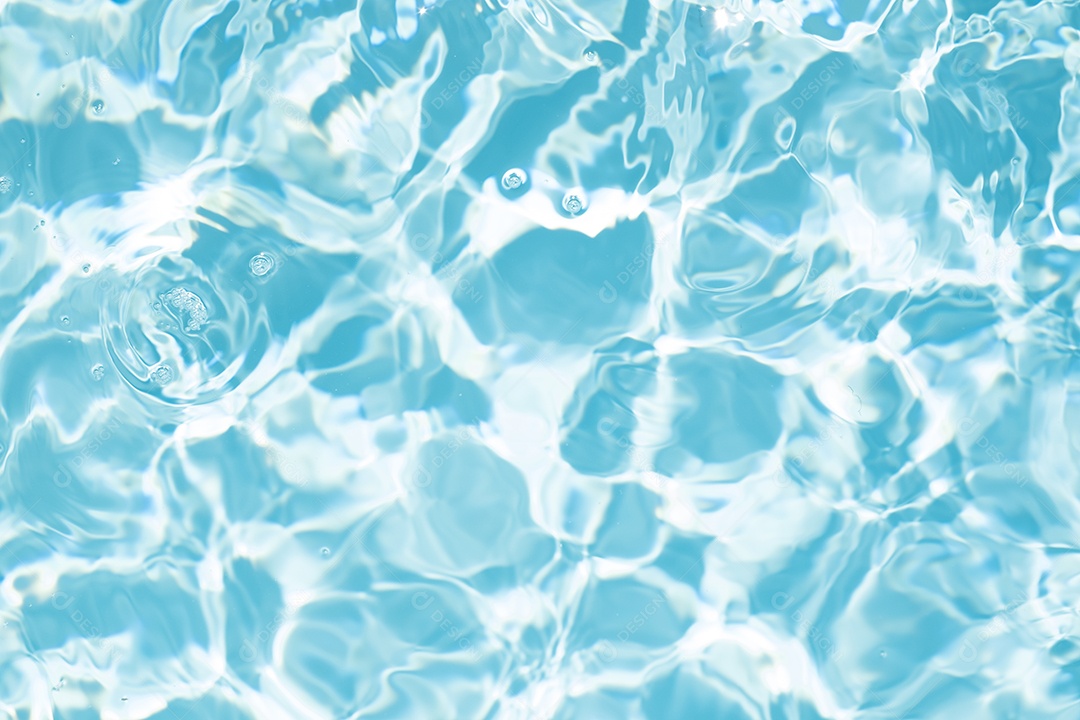 Textura de superfície de água calma transparente de cor azul turva com salpicos e bolhas. Fundo de natureza abstrata na moda. Ondas de água na luz solar. fundo de água