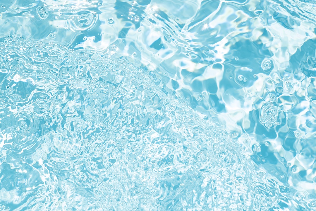 Textura de superfície de água calma transparente de cor azul turva com salpicos e bolhas. Fundo de natureza abstrata na moda. Ondas de água na luz solar. fundo de água