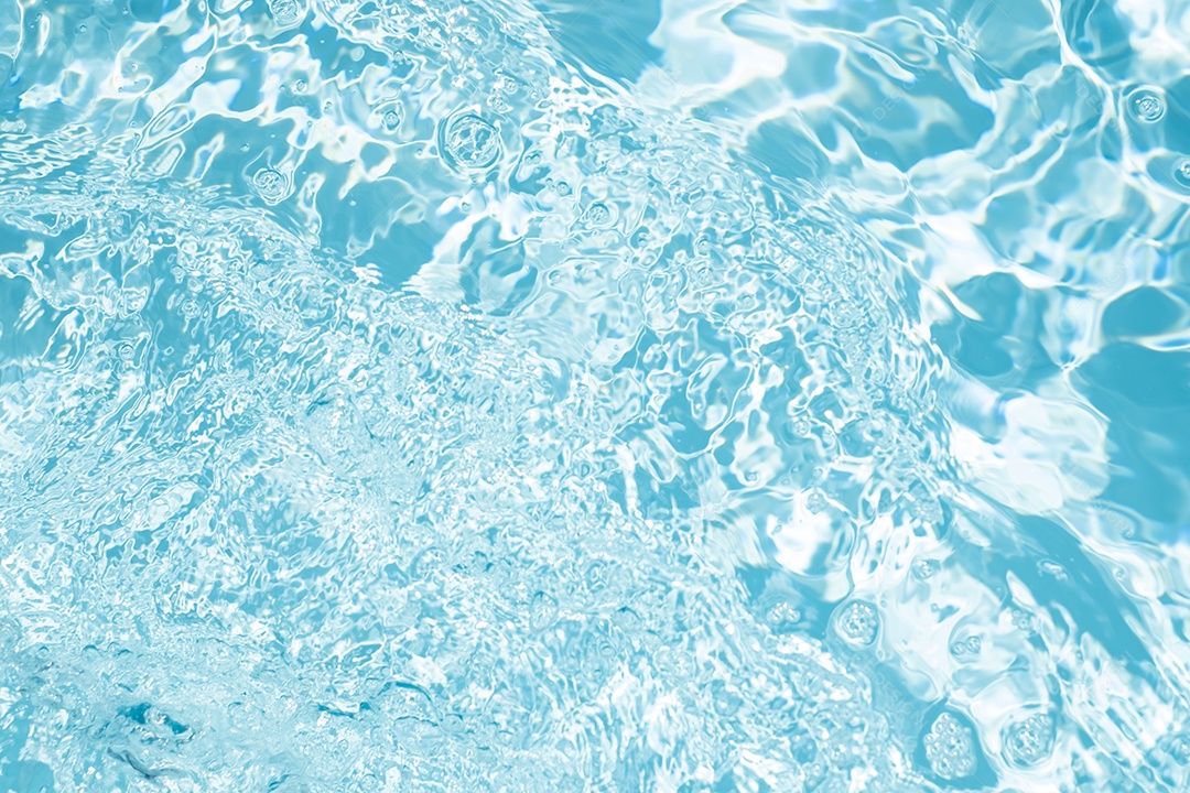 Textura de superfície de água calma transparente de cor azul turva com salpicos e bolhas. Fundo de natureza abstrata na moda. Ondas de água na luz solar. fundo de água