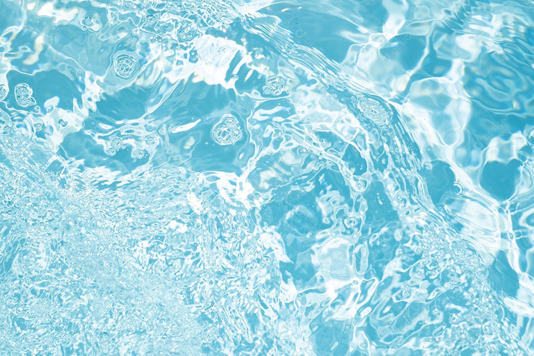 Textura de superfície de água calma transparente de cor azul turva com salpicos e bolhas. Fundo de natureza abstrata na moda. Ondas de água na luz solar. fundo de água