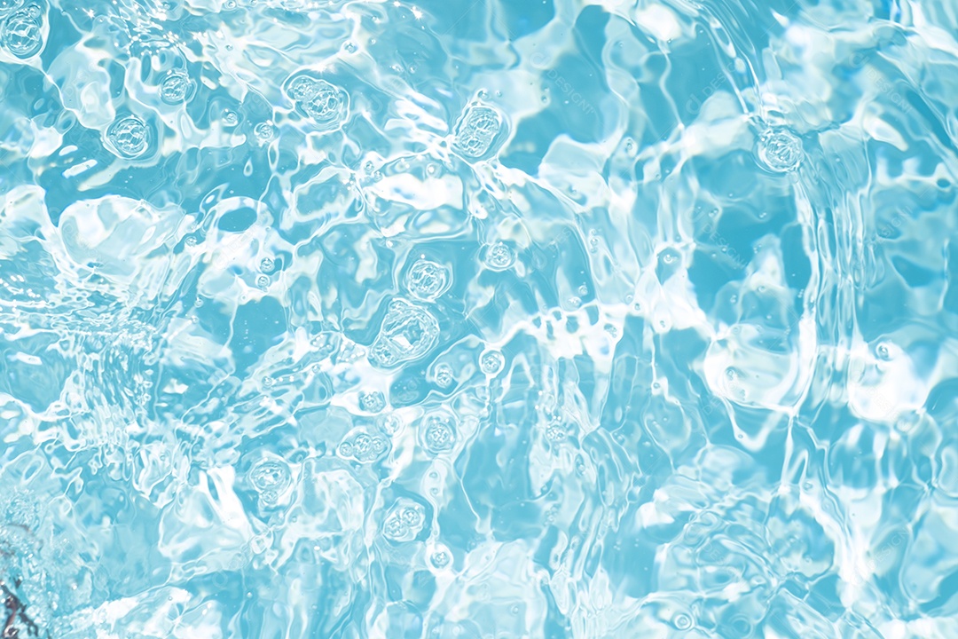 Textura de superfície de água calma transparente de cor azul turva com salpicos e bolhas. Fundo de natureza abstrata na moda. Ondas de água na luz solar. fundo de água