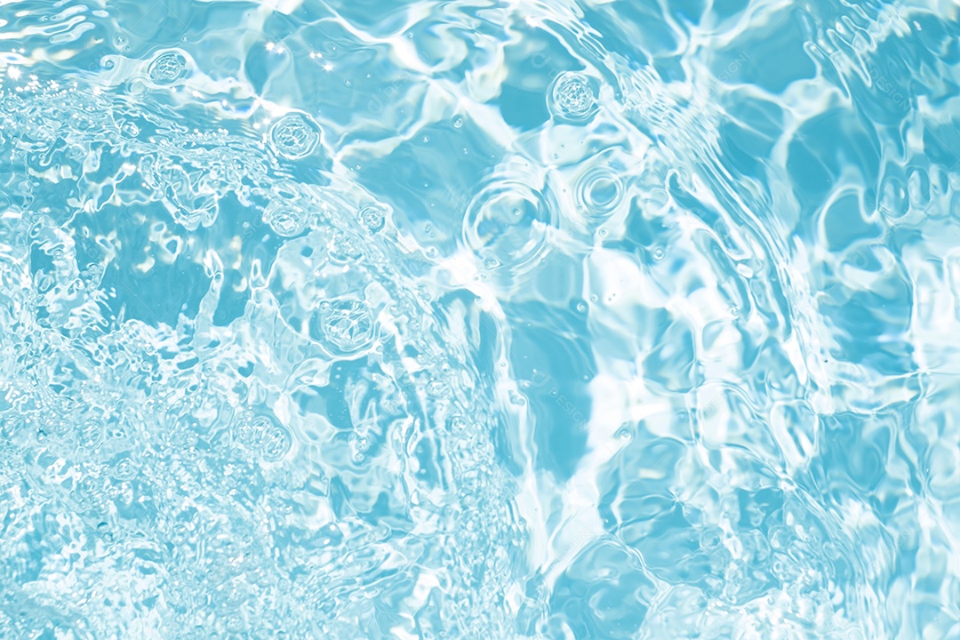 Textura de superfície de água calma transparente de cor azul turva com salpicos e bolhas. Fundo de natureza abstrata na moda. Ondas de água na luz solar. fundo de água