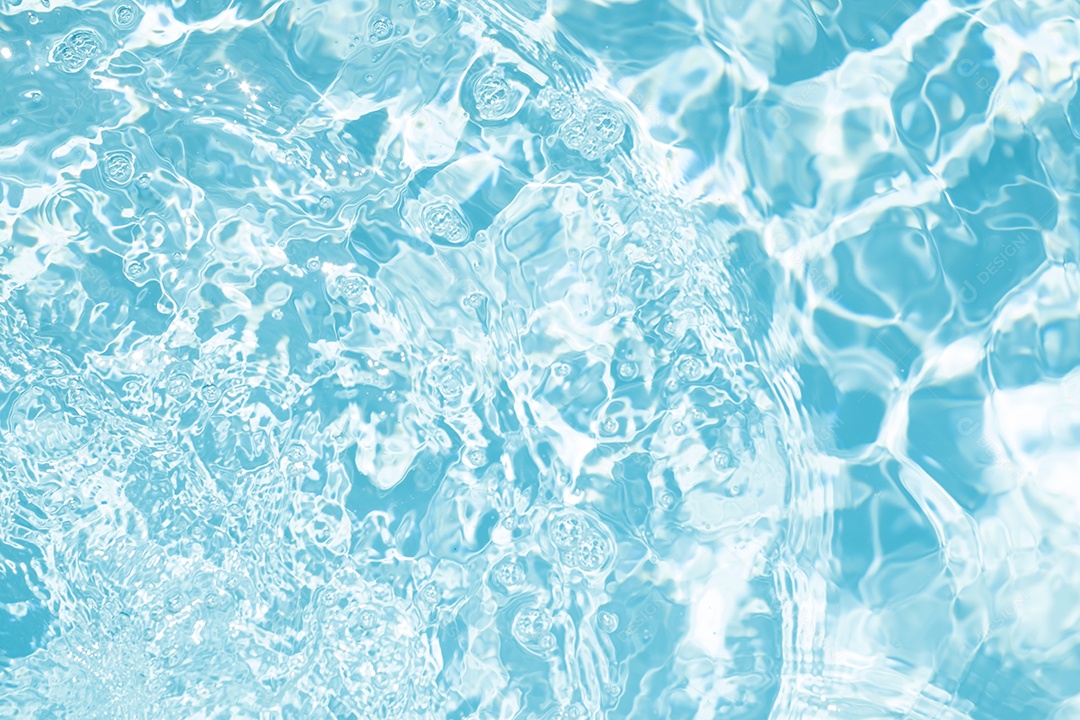 Textura de superfície de água calma transparente de cor azul turva com salpicos e bolhas. Fundo de natureza abstrata na moda. Ondas de água na luz solar. fundo de água