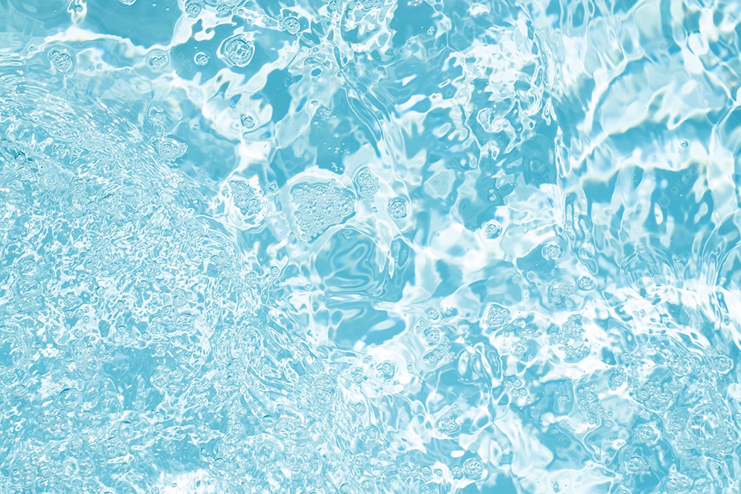 Textura de superfície de água calma transparente de cor azul turva com salpicos e bolhas. Fundo de natureza abstrata na moda. Ondas de água na luz solar. fundo de água