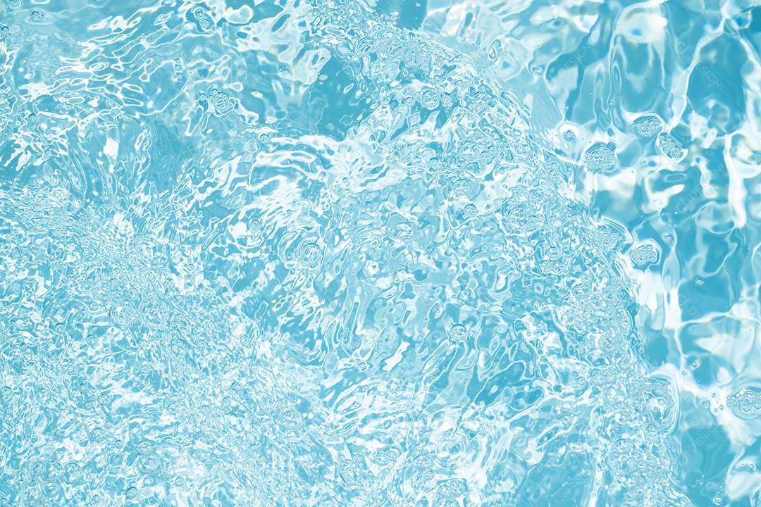 Textura de superfície de água calma transparente de cor azul turva com salpicos e bolhas. Fundo de natureza abstrata na moda. Ondas de água na luz solar. fundo de água