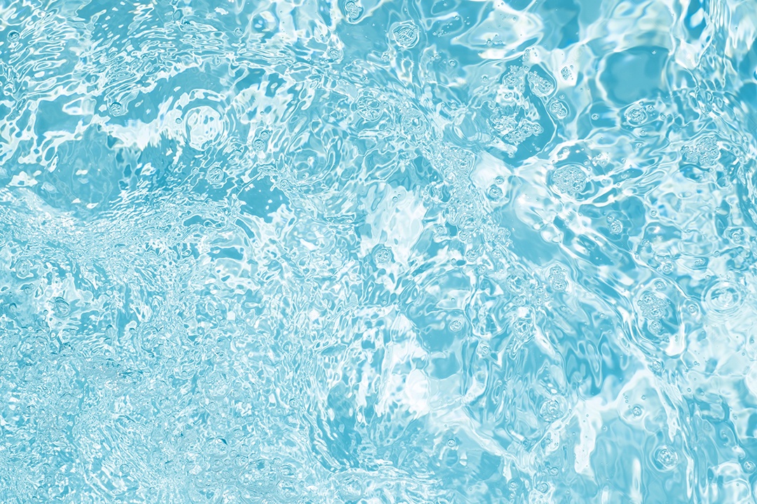 Textura de superfície de água calma transparente de cor azul turva com salpicos e bolhas. Fundo de natureza abstrata na moda. Ondas de água na luz solar. fundo de água