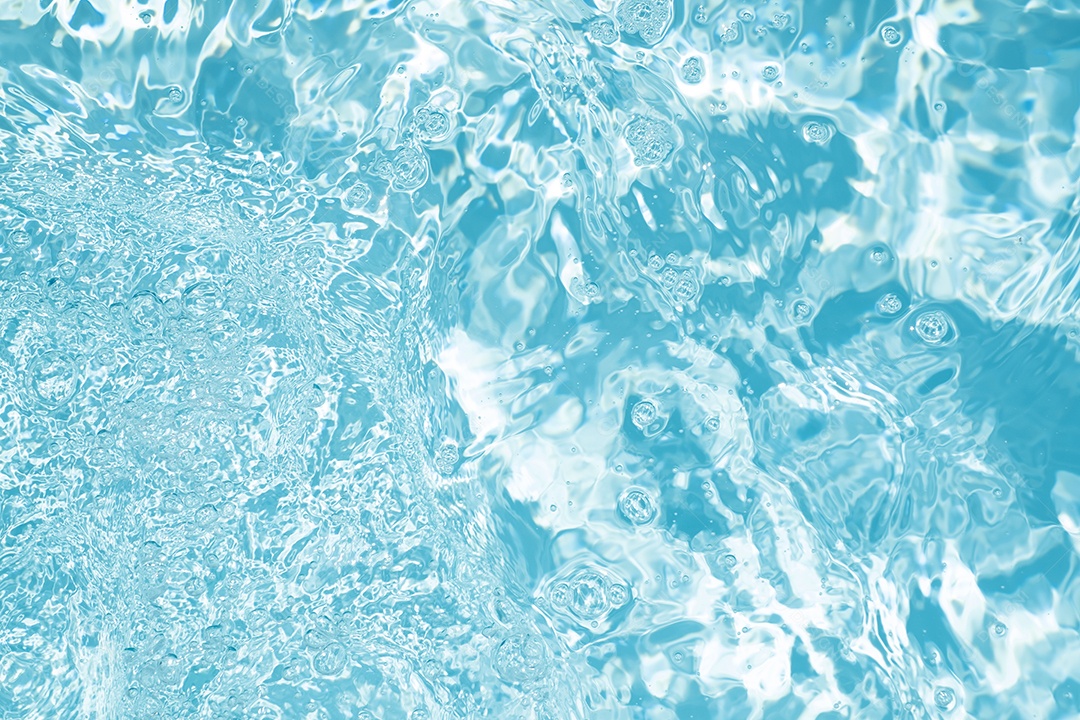 Textura de superfície de água calma transparente de cor azul turva com salpicos e bolhas. Fundo de natureza abstrata na moda. Ondas de água na luz solar. fundo de água