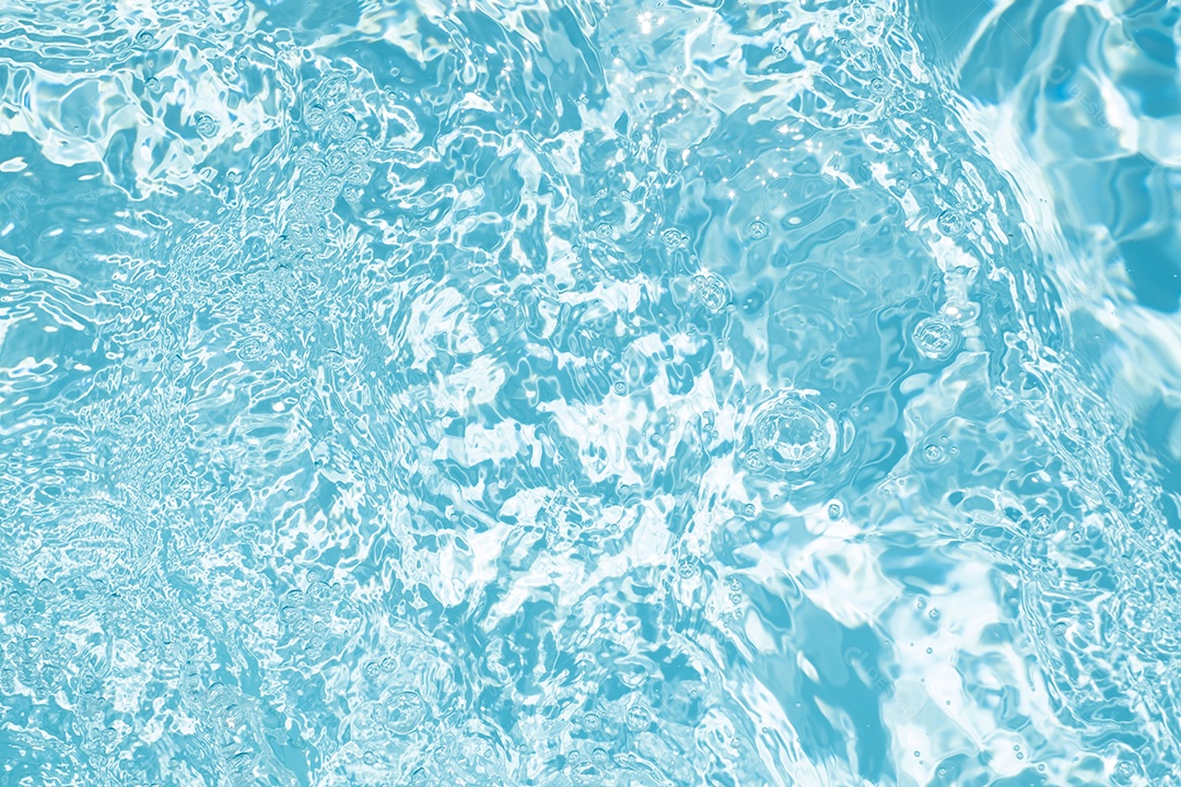 Textura de superfície de água calma transparente de cor azul turva com salpicos e bolhas. Fundo de natureza abstrata na moda. Ondas de água na luz solar. fundo de água