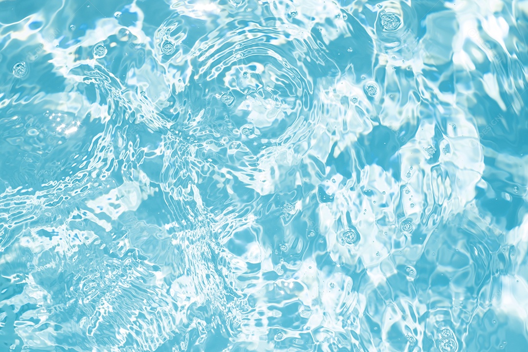 Textura de superfície de água calma transparente de cor azul turva com salpicos e bolhas. Fundo de natureza abstrata na moda. Ondas de água na luz solar. fundo de água