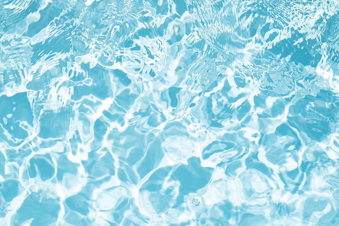 Textura de superfície de água calma transparente de cor azul turva com salpicos e bolhas. Fundo de natureza abstrata na moda. Ondas de água na luz solar. fundo de água