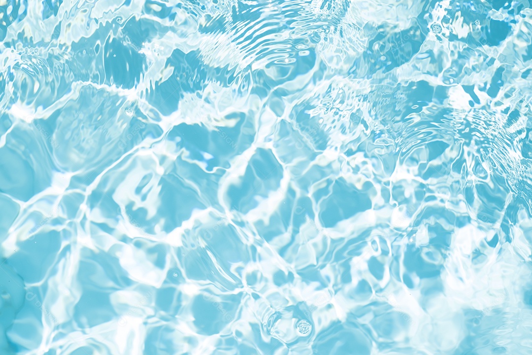 Textura de superfície de água calma transparente de cor azul turva com salpicos e bolhas. Fundo de natureza abstrata na moda. Ondas de água na luz solar. fundo de água