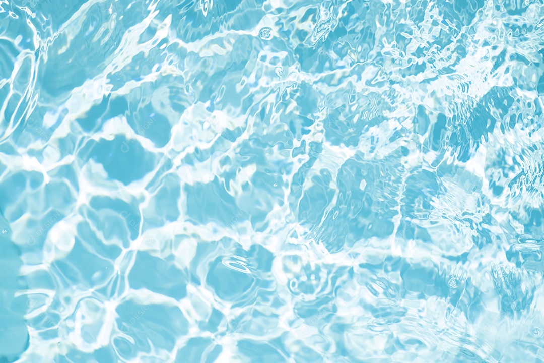 Textura de superfície de água calma transparente de cor azul turva com salpicos e bolhas. Fundo de natureza abstrata na moda. Ondas de água na luz solar. fundo de água