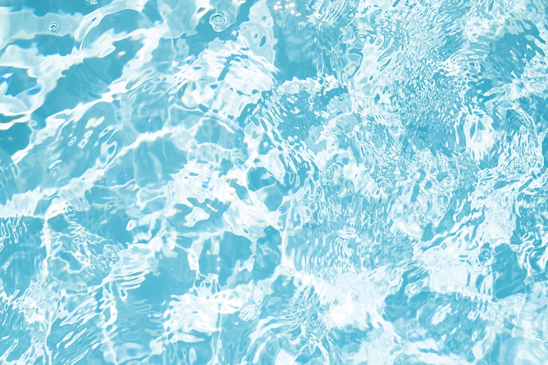 Textura de superfície de água calma transparente de cor azul turva com salpicos e bolhas. Fundo de natureza abstrata na moda. Ondas de água na luz solar. fundo de água